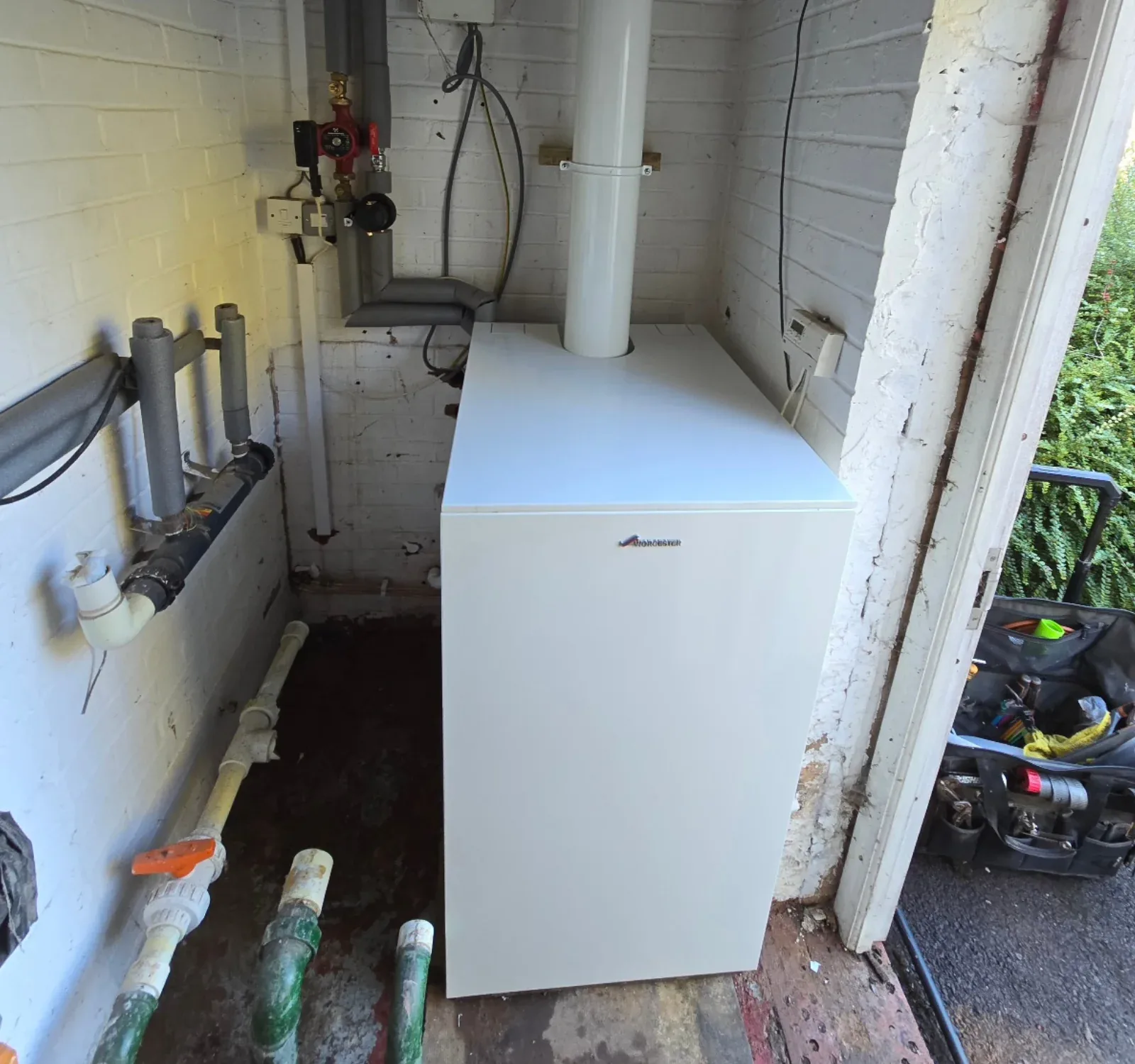 Floor-standing internal oil boiler with vertical flue
