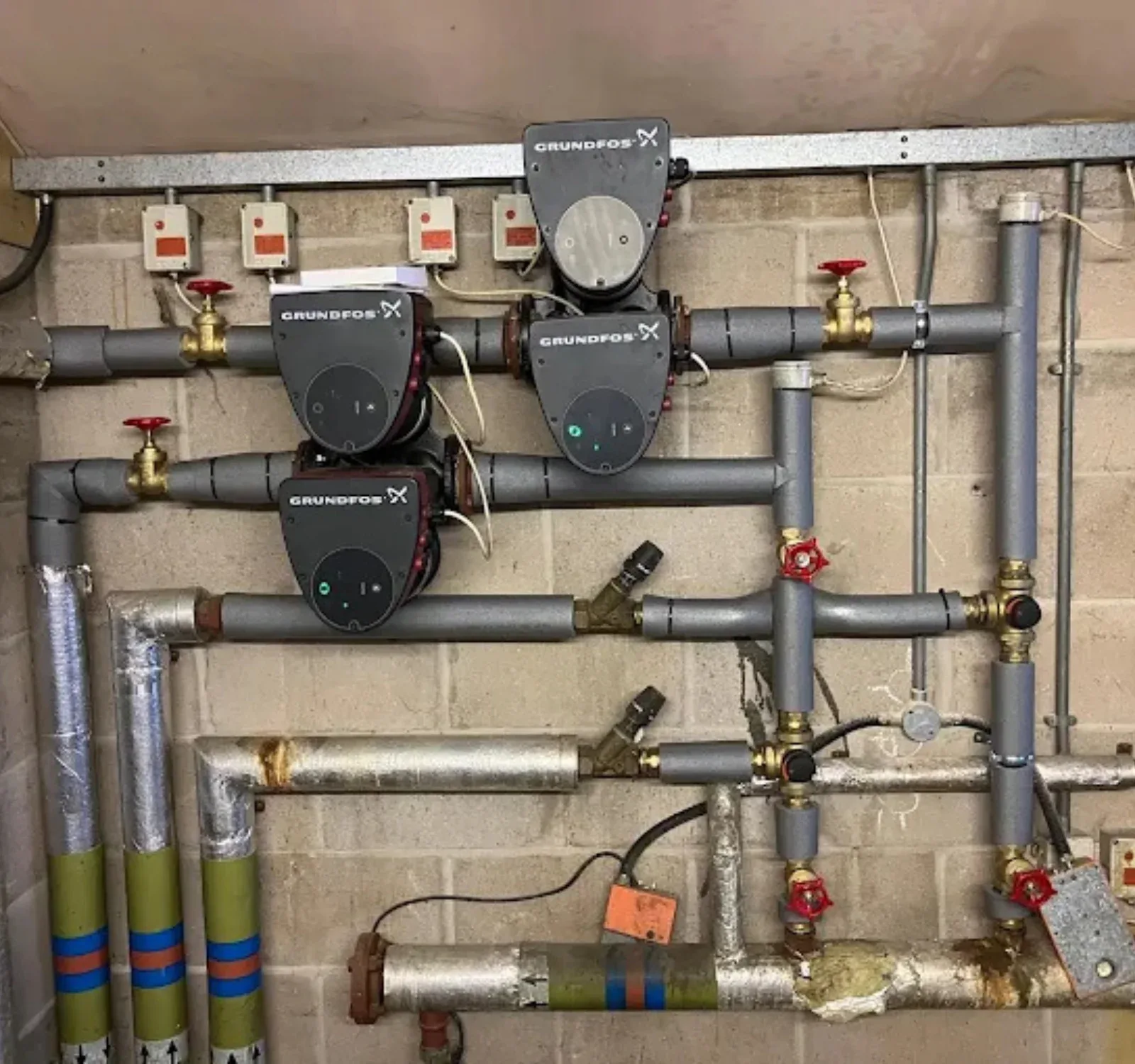 Heating pumps and manifold cleaned during a powerflush